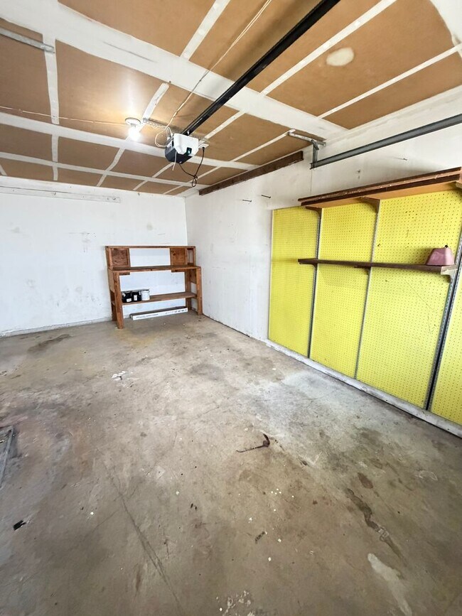 Building Photo - Charming 2 Bedroom Duplex With Fenced Yard In Quiet Neighborhood!