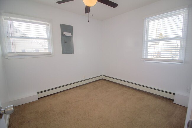 Building Photo - 2 BD 1 BA North Colonie Schools