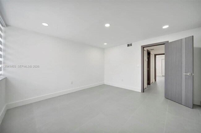 Building Photo - 1083 W 38th St