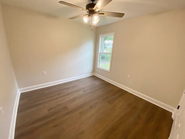 Building Photo - 4 bedrooms, 2 baths in Hahira/North Lowndes County. Fenced in Backyard! LVP THROUGHOUT!