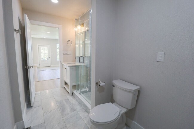 Building Photo - 4 Bed | 3 Bath on Keystone Lake!