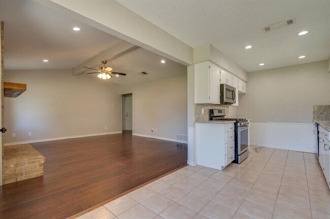Building Photo - 2500 Quail Ridge Dr