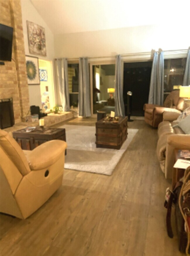 Building Photo - 179 Old Bridge Lake St