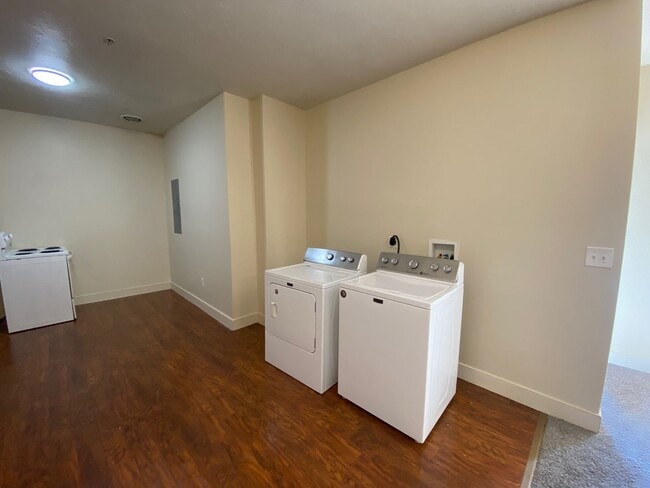 Building Photo - 301 E Weidman St