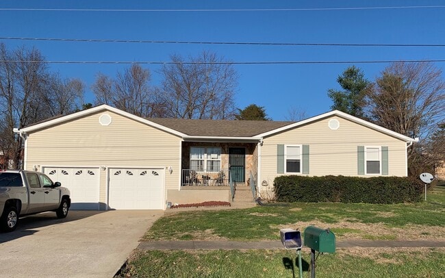 Building Photo - **NEW PRICE**   **New Paint**   **New Carpet**  Ready for YOU!!