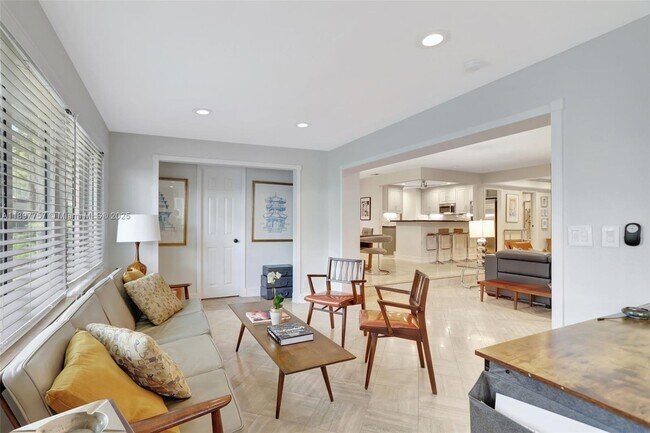 Building Photo - 1128 W Cypress Dr