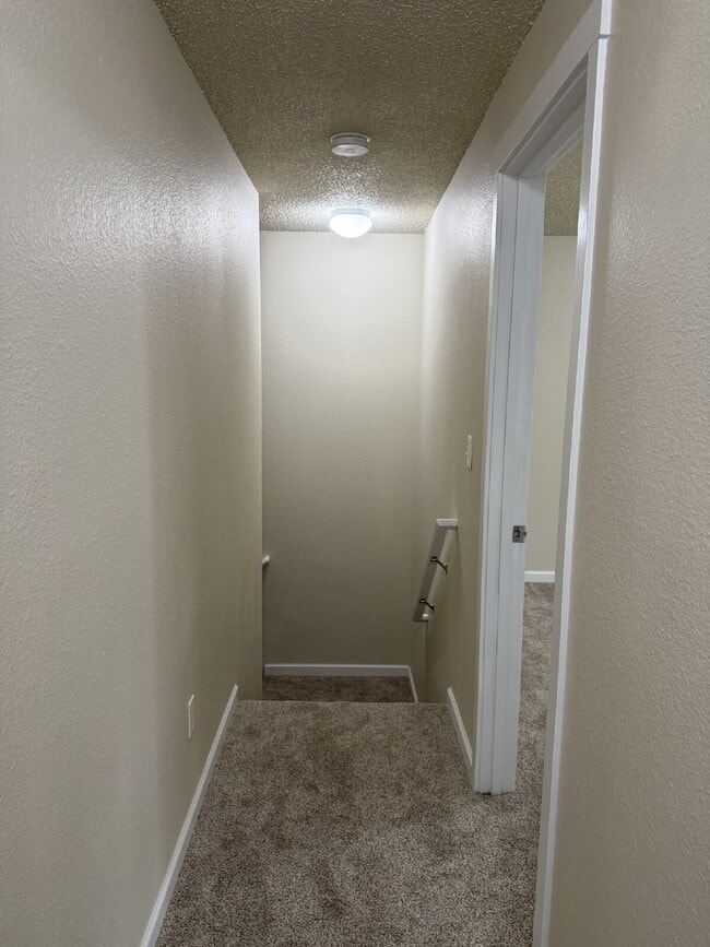 Building Photo - Fully Remodeled 2 Bedroom Unit- Available for Immediate Move In