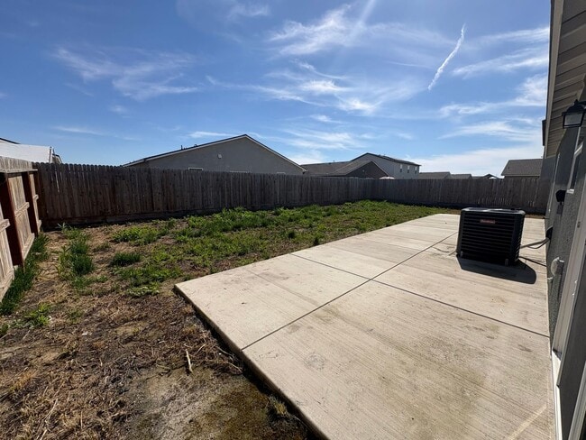 Building Photo - Tulare smart home, DR HORTON built home Available Now! Energy efficient