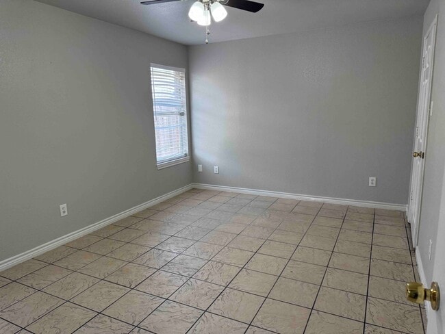 Building Photo - Garland Duplex