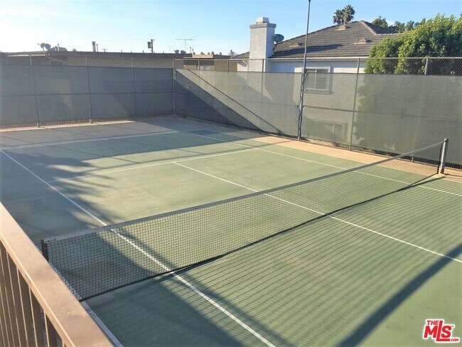 Building Photo - 2501 W Redondo Beach Blvd