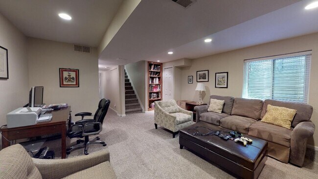 Building Photo - Beautiful sunny home