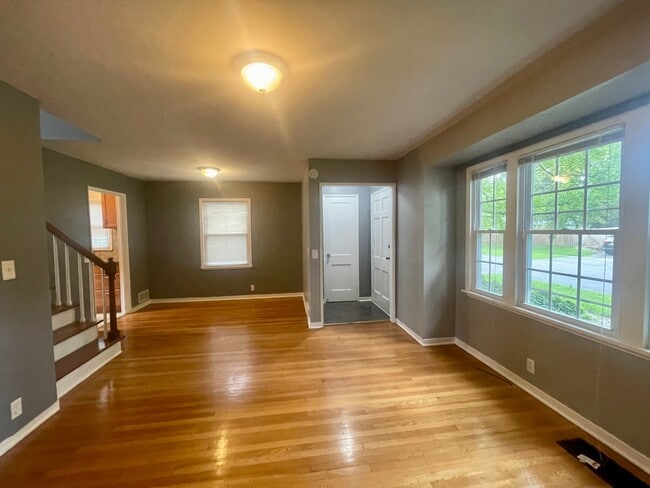 Building Photo - 151 Eastmoreland Dr