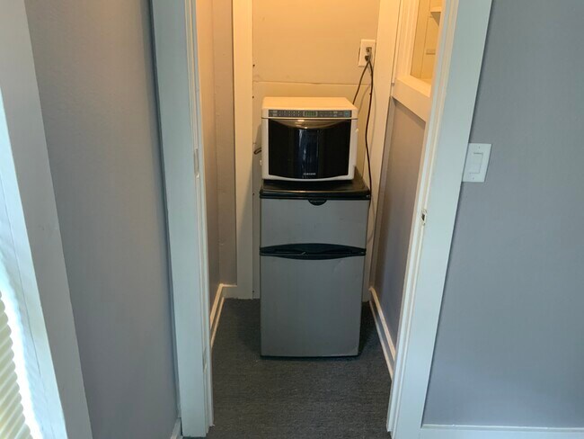 Kitchen Alcove - 582 N Volusia Ave