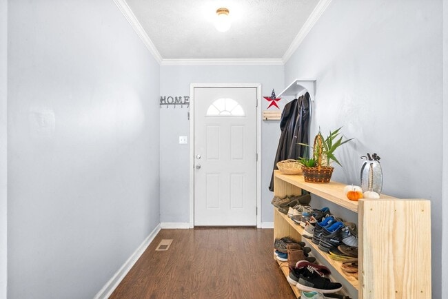 Building Photo - Move-In Ready - Pet Friendly!