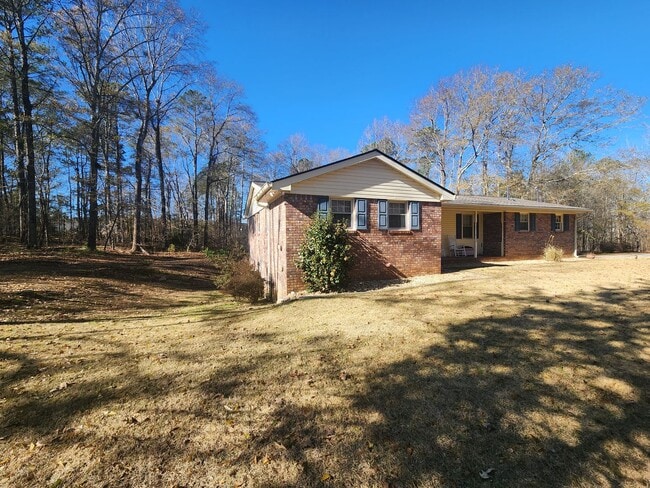 Building Photo - 3 Bedroom 2 Bath home in Newnan, GA Large Wooded Lot - Rural Setting