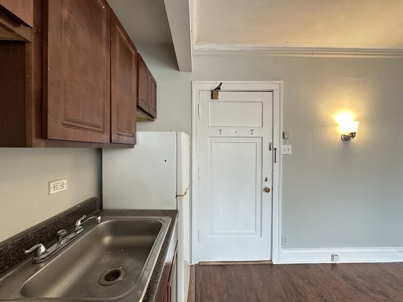 Building Photo - 4333 N Damen Ave