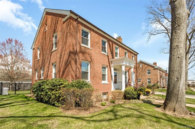 Building Photo - 312 Ellington Ave E