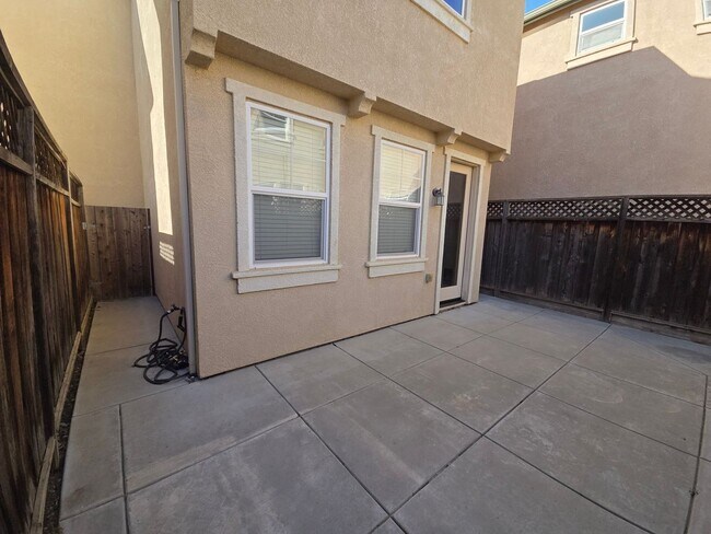 Building Photo - Gorgous 3 Bedroom 2/5 Bath home in HOA