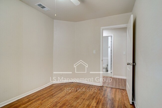 Building Photo - 609 Taft Blvd
