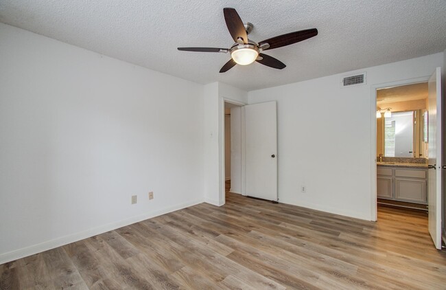 Building Photo - 12400 Overbrook Ln