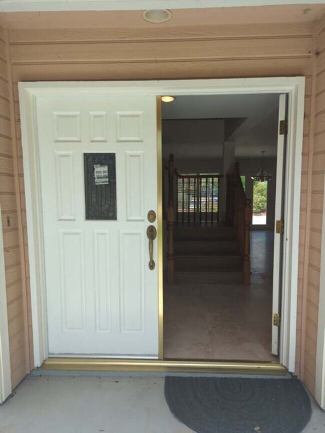 Building Photo - Beautiful and Spacious 4 Bed, 3 Bath Home ...