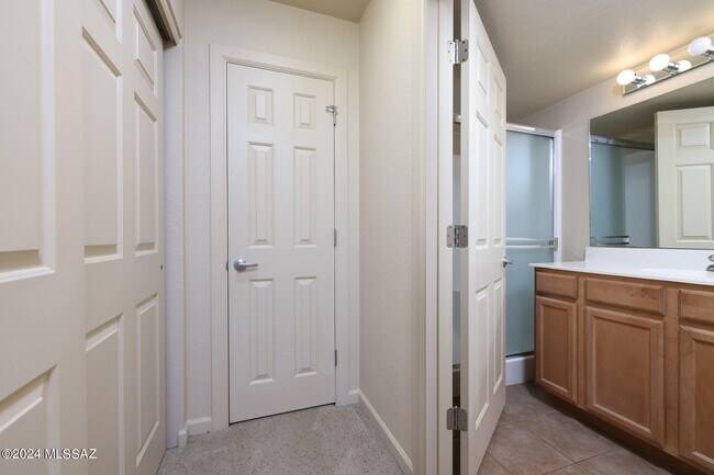 Master bath (full bath) - 101 S Players Club Dr