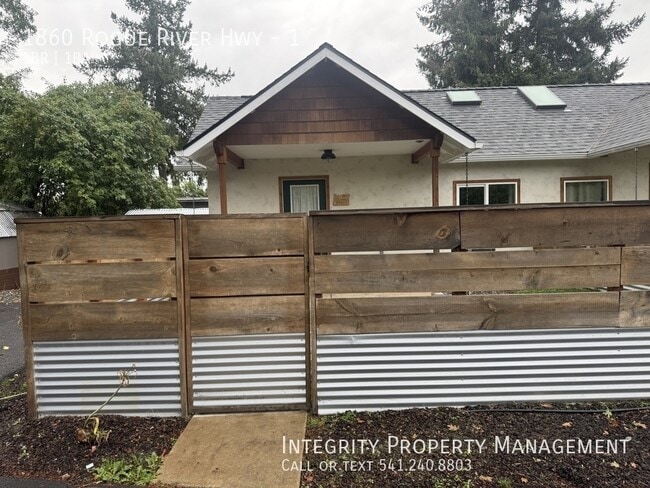 Building Photo - 1860 Rogue River Hwy