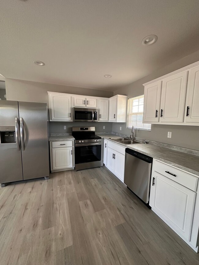 Building Photo - 3 Bed 2 Bath Brick Home with Fenced in Backyard