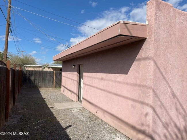 Building Photo - 1307 W St Clair St