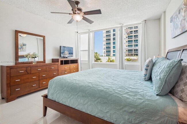Building Photo - 3505 S Ocean Dr