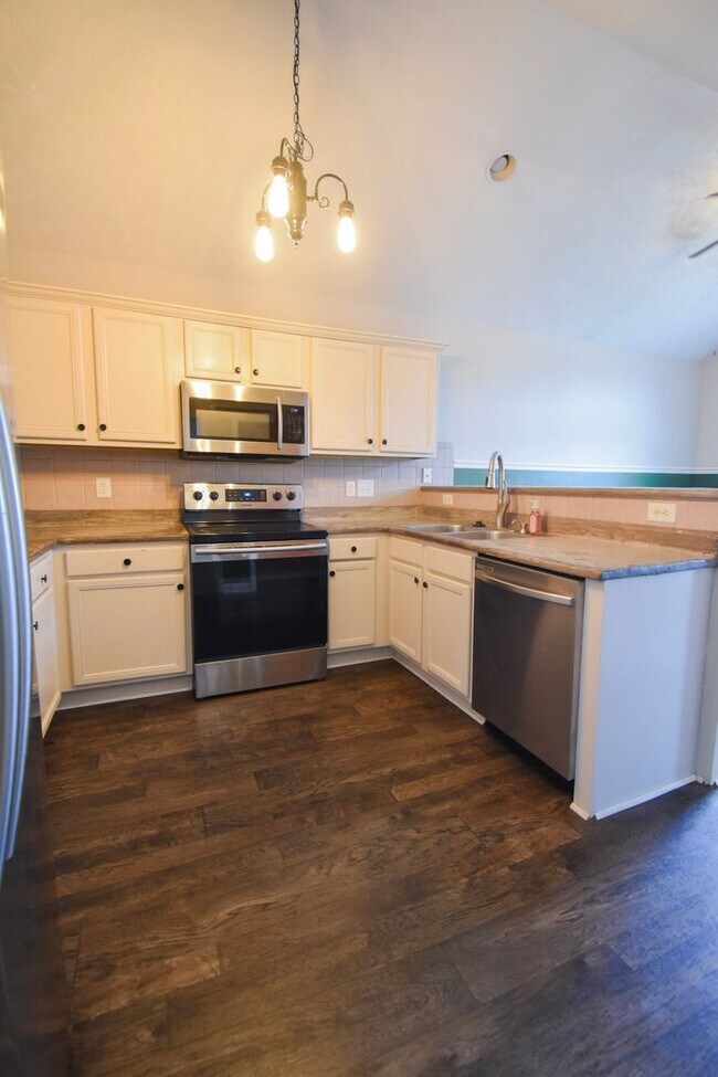 Building Photo - Coming Soon! 3 Bed 2 Bath with a Bonus Roo...