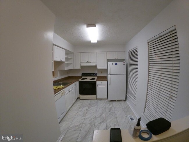 Building Photo - 2804 Pin Oak Ln