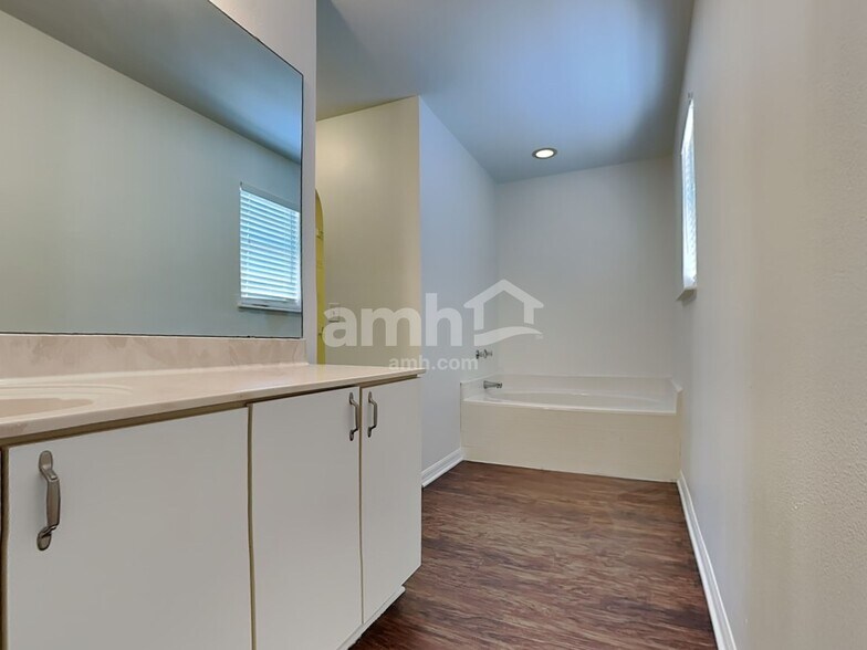 Building Photo - 7407 Overland Park Blvd