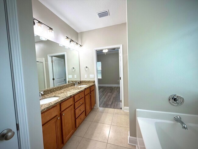 Building Photo - 399 Pin Oak Loop