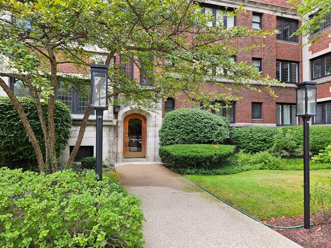 Building Photo - 5656 S Dorchester Ave