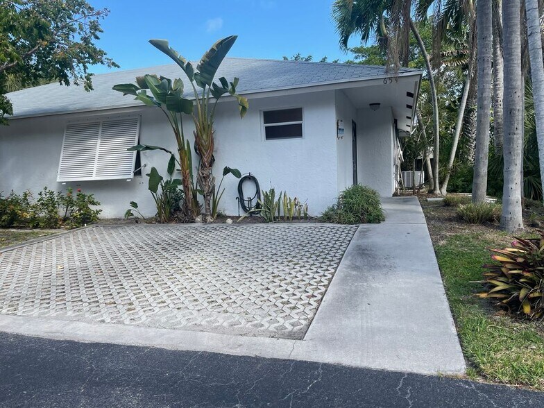 Building Photo - 654 Manor Dr