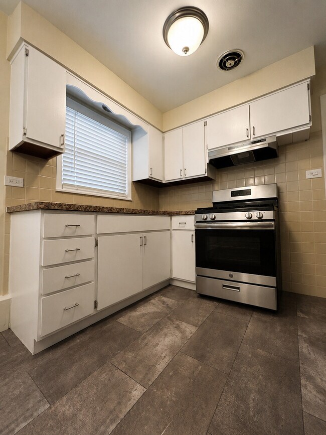 Building Photo - 6345 W Raven St