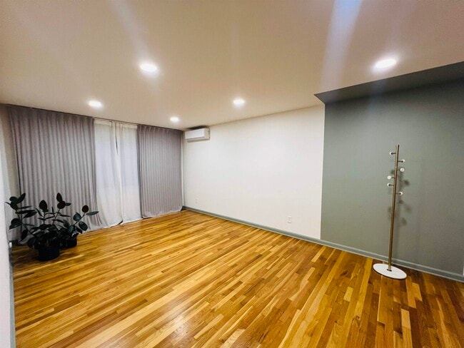 Building Photo - 724 6th St