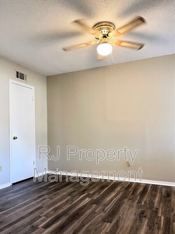 Building Photo - 4575 Buffer Dr