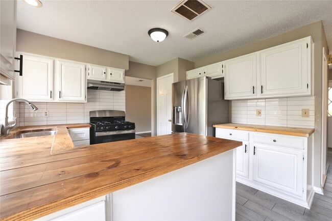 Building Photo - 15918 Pinyon Creek Dr