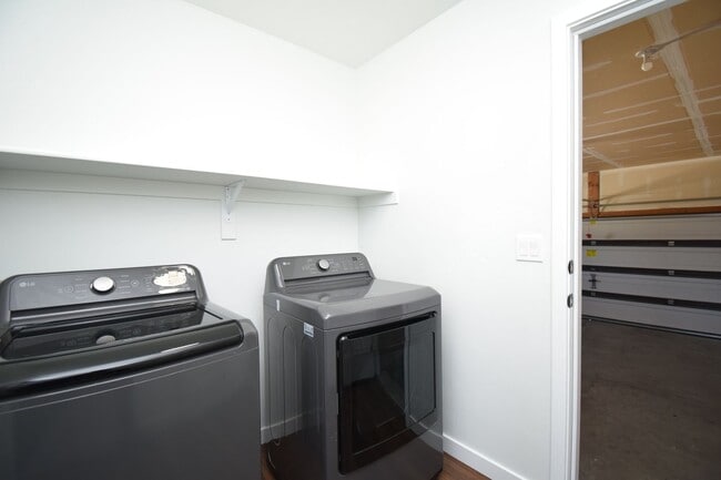 Building Photo - Newly Remodeled Magna Gem with New Appliances & Easy Freeway Access!!