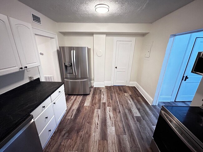 Building Photo - 2561 Rosselle St