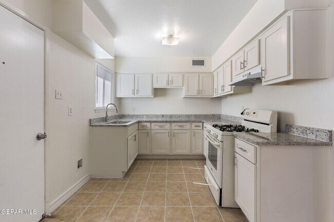 Building Photo - 10060 Kellogg St