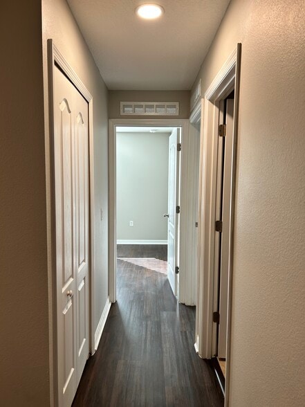 Building Photo - 8218 Halls Hammock Ct