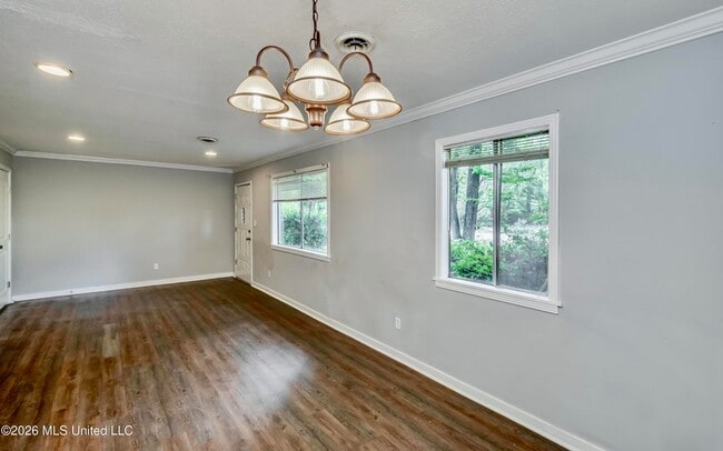 Building Photo - 823 Dunton Rd