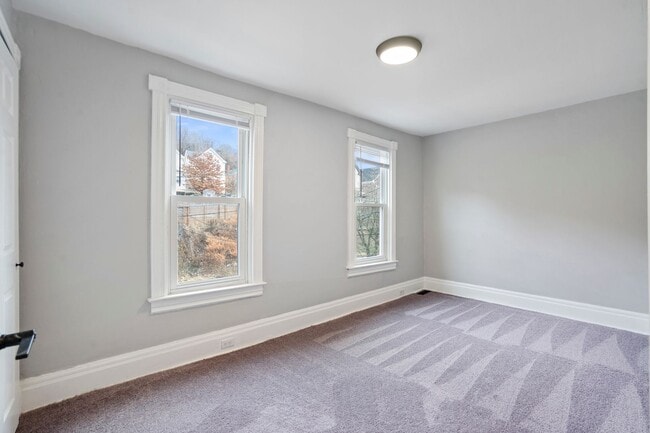 Building Photo - Renovated 3 Bed, 1 Bath Home in Hazelwood - Central AC, Convenient Location - Available Now!