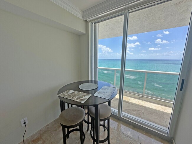 Building Photo - Stunning furnished 3-bedroom, 3-bathroom c...