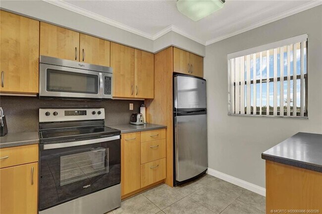 Building Photo - 9490 S Ocean Dr