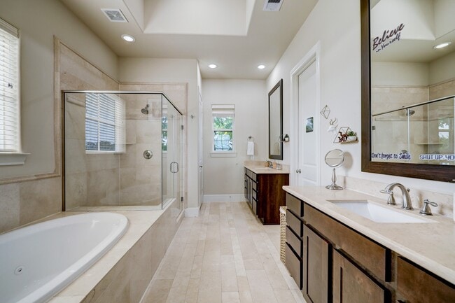 Building Photo - 8932 Lakeshore Bend Dr