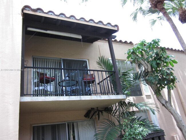 Building Photo - 10810 N Kendall Dr
